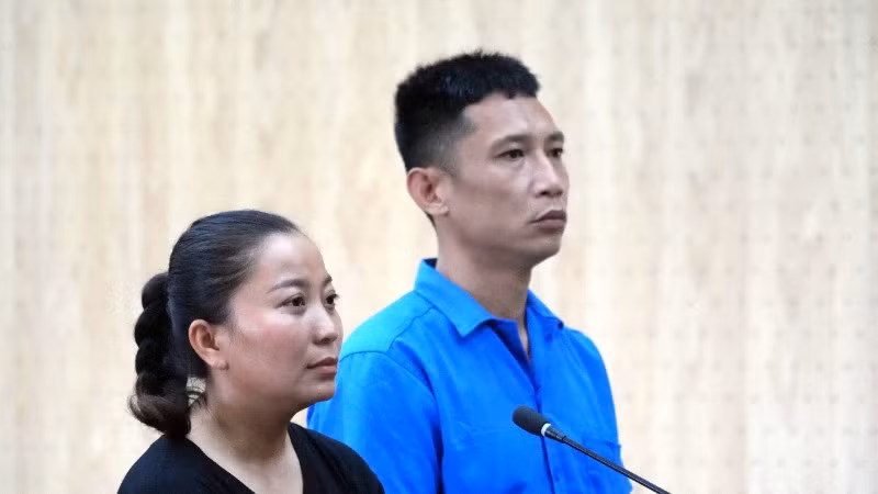 Vợ chồng Nguyễn Thị Thơm, Đỗ Xuân Linh tại tòa. (Ảnh: Lê Đình Thìn)
