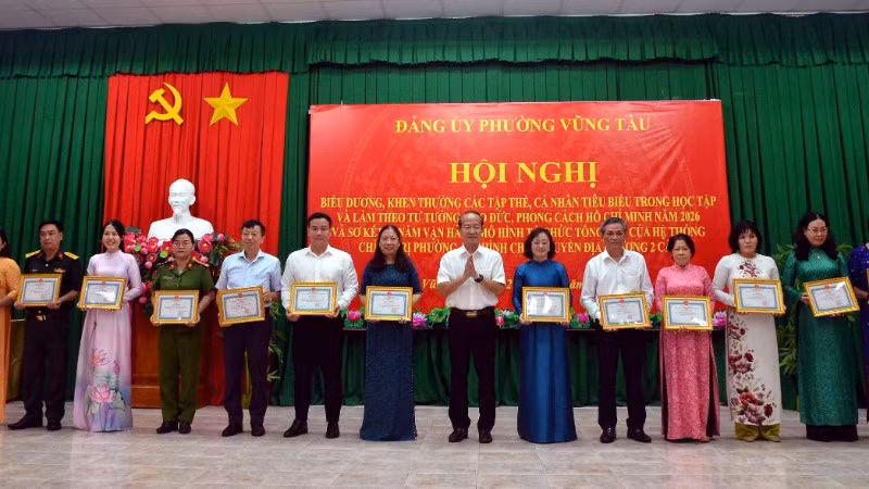 Đồng chí Võ Văn Dũng, Ủy viên Ban Thường vụ Thành ủy Thành phố Hồ Chí Minh, Bí thư Đảng ủy phường Vũng Tàu tặng giấy khen cho tập thể và cá nhân tiêu biểu trong học tập và làm theo Bác Hồ năm 2026. 