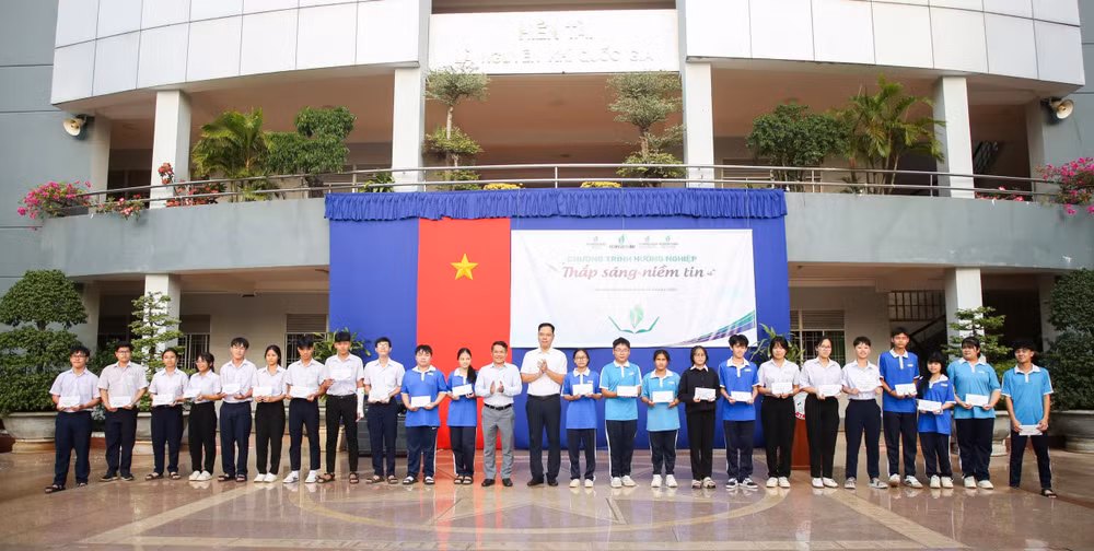 petrovietnam-tang-hoc-bong-cho-hs.jpg
