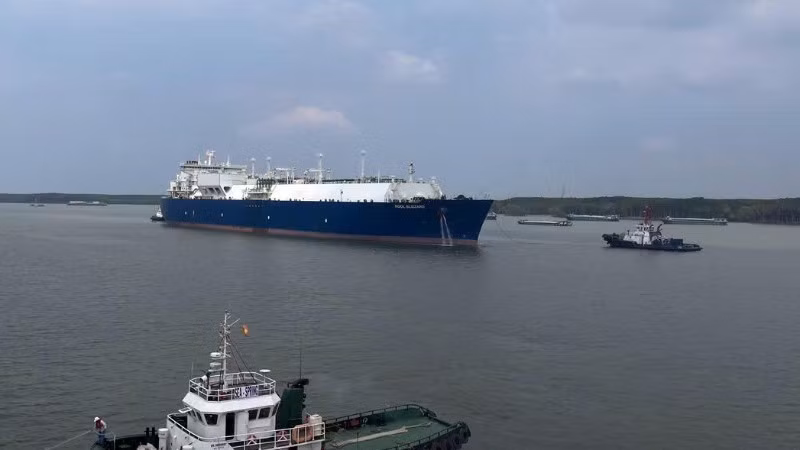 Tàu chở 27.000 tấn khí thiên nhiên hóa lỏng LNG đang cập cảng.