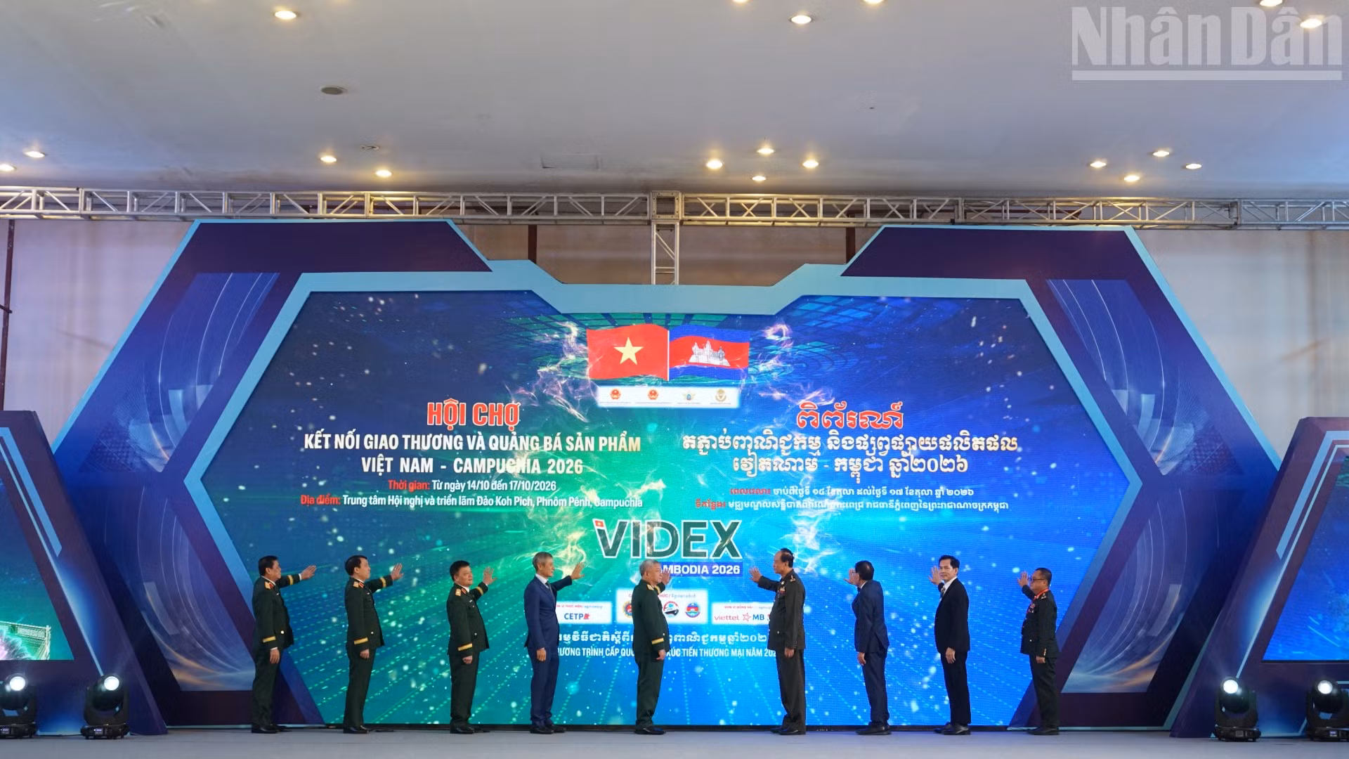 Các đại biểu thực hiện nghi thức khai mạc hội chợ. (Ảnh: ĐINH TRƯỜNG)