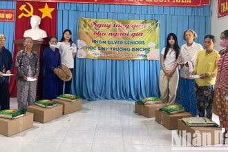 Tặng quà cho người già có hoàn cảnh khó khăn.