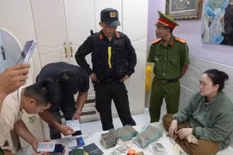 Công an thu giữ tiền mặt, giấy tờ đất đai.