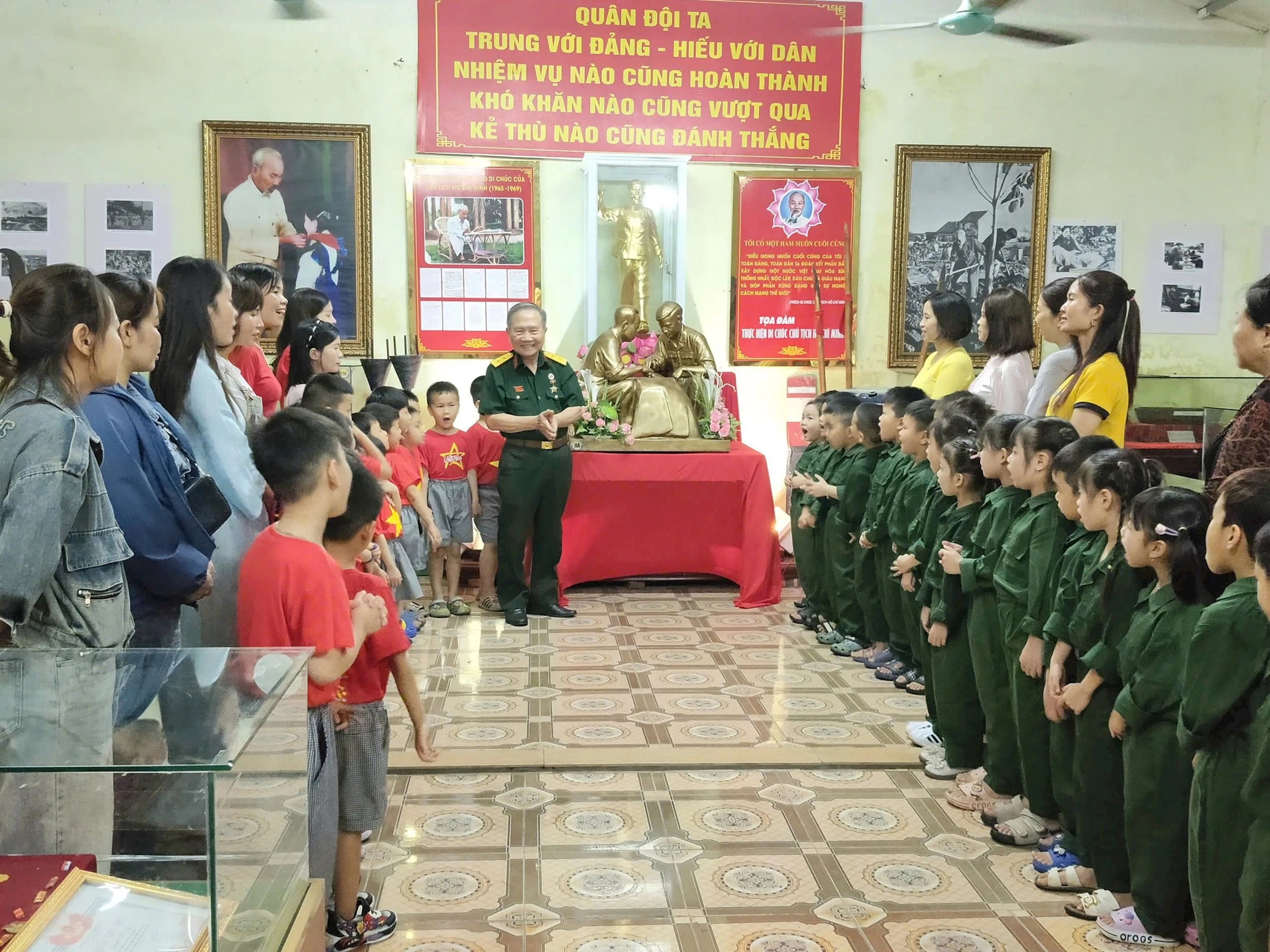 Với hệ thống hiện vật ở Bảo tàng, có thêm các cựu tù cách mạng kể chuyện, các bài học lịch sử trở nên chân thực, cảm xúc và thuyết phục hơn.
