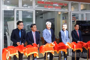Các đại biểu cắt băng khánh thành Không gian trình diễn công nghệ và đổi mới sáng tạo thành phố Daegu. (Ảnh: Công Vinh)