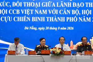 Các đồng chí chủ trì hội nghị tiếp xúc, đối thoại giữa lãnh đạo thành phố, Hội Cựu chiến binh Việt Nam với cán bộ, hội viên cựu chiến binh thành phố Đà Nẵng năm 2026. (Ảnh: Thanh Tùng)