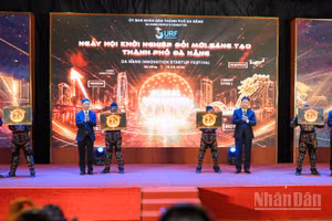 Các đại biểu thực hiện nghi thức khai mạc. (Ảnh: Công Vinh)