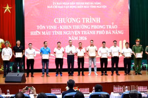 Đại diện lãnh đạo thành phố trao Kỷ niệm chương “Vì sự nghiệp Nhân đạo” của Ban Chấp hành Trung ương Hội Chữ thập đỏ Việt Nam cho các cá nhân. (Ảnh: CÔNG VINH)