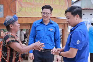 Tuổi trẻ Đà Nẵng triển khai các hoạt động tình nguyện tại xã Avương. (Ảnh: Thành đoàn Đà Nẵng cung cấp)