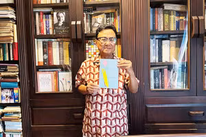 Nhà thơ Hồng Thanh Quang và tập thơ "Cúc muộn".