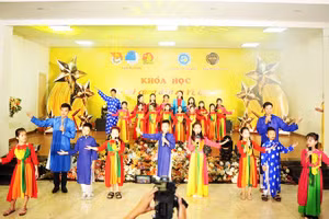 Nghệ nhân Văn Sang (đứng bên trái) dạy các em nhỏ khóa học về dân ca ví, giặm. Ảnh: NVCC