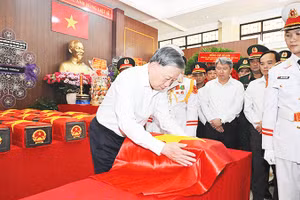 Đồng chí Tổng Bí thư, Chủ tịch nước Tô Lâm thắp hương tưởng nhớ liệt sĩ và kiểm tra khu vực lưu giữ tạm thời các bộ hài cốt liệt sĩ vừa được khai quật tại Công viên Lê Thị Riêng. Ảnh: THẾ ANH