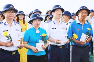 Các đại biểu tham dự Lễ tưởng niệm đặc biệt trên biển Qui Thiện.