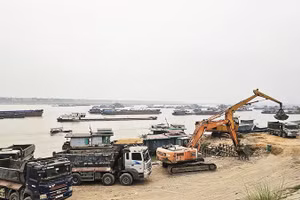 Hoạt động kinh doanh bến thủy nội địa nhộn nhịp tại tuyến sông Hồng đoạn qua xã Vĩnh Thành (Phú Thọ).