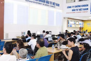 Nhà đầu tư cần cẩn trọng trước các thông tin thị trường. Ảnh: NGUYỆT ANH