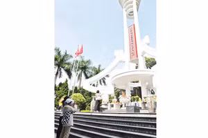 Người dân đến viếng tại Nghĩa trang Liệt sĩ Quốc gia Vị Xuyên. Ảnh: MINH LÊ
