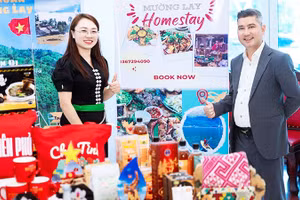 Chị Lù Thị Toản tại một hội chợ quảng bá du lịch.