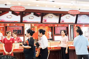 Khách xếp hàng để mua bán vàng . Ảnh: NGUYỆT ANH
