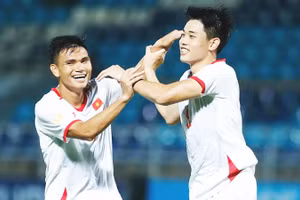 Nguyễn Đình Bắc (phải) ghi hat-trick vào lưới Đội tuyển Timor-Leste.