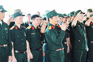 Cựu chiến binh, nhạc sĩ Khắc Hiển hát cho đồng đội đã nằm xuống tại Đền thờ liệt sĩ Mặt trận Vị Xuyên trên điểm cao 468. Ảnh: KHIẾU MINH