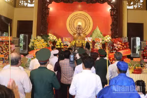 Các đại biểu thành kính dâng hương tưởng nhớ Chủ tịch Tôn Đức Thắng. (Ảnh: Thanh Dũng)