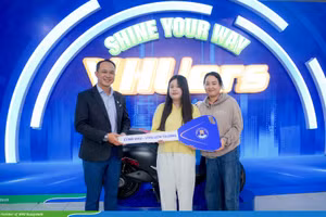Thí sinh quay số may mắn trúng xe máy điện khi tham gia nhập học tại Trường đại học Văn Hiến. (Ảnh: Trường đại học Văn Hiến)