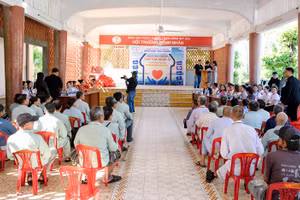 100 phần quà đã được trao cho bệnh nhân có hoàn cảnh khó khăn đang điều trị tại Bệnh viện Phong – Da liễu Trung ương Quy Hòa.