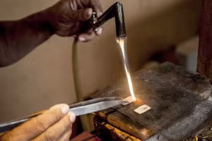 Công nhân đang nung chảy bạc để làm trang sức bạc tại cơ sở trang sức bạc HS Silver ở Kotagede, Yogyakarta, Indonesia. (Ảnh: Tân Hoa xã)