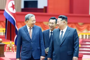 Tổng Bí thư Đảng Lao động Triều Tiên, Chủ tịch Quốc vụ nước Cộng hòa Dân chủ Nhân dân Triều Tiên Kim Jong Un đón Tổng Bí thư Tô Lâm. (Ảnh: Thống Nhất/TTXVN) 