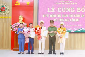 Lãnh đạo Công an tỉnh Nghệ An và Sở Giáo dục-Đào tạo Nghệ An trao quyết định điều động, bổ nhiệm Ban Giám hiệu Trường Văn hóa Công an nhân dân VI. (Ảnh: CÔNG AN NGHỆ AN)