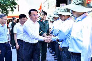 Ông Phùng Thành Vinh, Phó Chủ tịch Ủy ban nhân dân tỉnh, Trưởng Ban Chỉ đạo về tìm kiếm, quy tập và xác định danh tính hài cốt liệt sĩ tỉnh Nghệ An động viên cán bộ, chiến sĩ Đội Quy tập liệt sĩ trước khi lên đường làm nhiệm vụ. (Ảnh: TIẾN DŨNG)