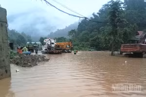 Mưa lớn khiến nhiều cầu tràn bị ngập sâu. (Ảnh: LÊ THẠCH)