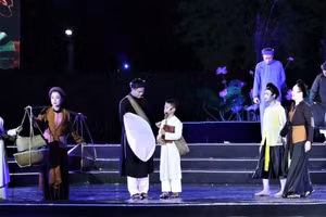 Các nghệ sĩ biểu diễn tái hiện lại cuộc đời, sự nghiệp cách mạng của Chủ tịch Hồ Chí Minh tại Lễ hội Làng Sen năm 2026. (Ảnh: NT)