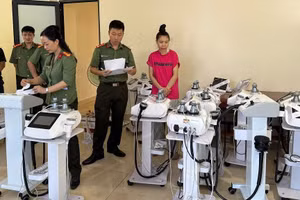 Tiến hành khám xét khẩn cấp cơ sở “Phúc Tâm 8”, lực lượng chức năng thu giữ 2 phi thuyền tắm trắng, 10 máy xung điện, 7 máy đầm G5, 3 máy Bio-photon FS-20'9, 2 máy chiếu hồng ngoại, 3 máy Meiboyi cùng nhiều sản phẩm khác không rõ nguồn gốc, xuất xứ và một số tang vật liên quan khác. (Ảnh: CÔNG AN NGHỆ AN)