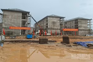 Công trình Trường phổ thông nội trú liên cấp tiểu học và trung học cơ sở xã Anh Sơn đang được đẩy nhanh tiến độ hoàn thiện. (Ảnh: TTH)