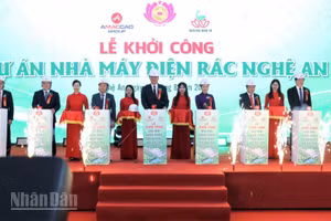 Các đại biểu thực hiện nghi thức bấm nút khởi công. (Ảnh: TTH)