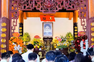 Các đại biểu bày tỏ lòng thành kính và biết ơn sâu sắc đối với công lao to lớn của đồng chí Nguyễn Thị Minh Khai. (Ảnh: BP)