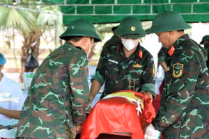 Lấy mẫu sinh phẩm hài cốt liệt sĩ tại Nghĩa trang liệt sĩ xã Đô Lương, tỉnh Nghệ An. (Ảnh TRẦN TRUNG HIẾU/nhandan.vn)