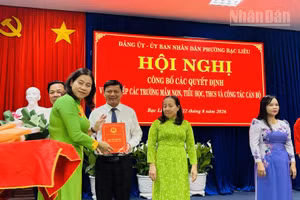 Đồng chí Tô Việt Thu, Ủy viên Ban Thường vụ Tỉnh ủy, Bí thư Đảng ủy, Chủ tịch Hội đồng nhân dân phường Bạc Liêu trao quyết định thành lập các trường sau sắp xếp. (Ảnh: TRỌNG DUY)