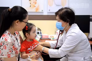 Các bác sĩ tại Bệnh viện đa khoa Thanh Vũ Medic Bạc Liêu và Bệnh viện Tim Tâm Đức (tại Thành phố Hồ Chí Minh) khám bệnh và cấp thuốc miễn phí cho trẻ em có hoàn cảnh khó khăn tỉnh Cà Mau. (Ảnh: TRỌNG DUY)