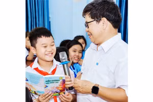 Văn sĩ Lê Đức Dương tặng sách và giao lưu với các em. Ảnh: NHÂN VẬT CUNG CẤP