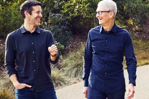 Ông John Ternus (bên trái) và Tim Cook tại trụ sở của Apple. Ảnh: CNN