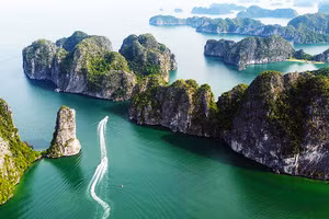 Vịnh Lan Hạ với địa hình độc đáo tạo nhiều dáng vẻ kỳ thú.