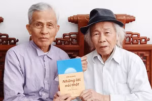 Nhà báo Đỗ Quảng (bên phải) tặng thơ tác giả bài viết - Nghệ sĩ nhiếp ảnh Ngọc Phan.