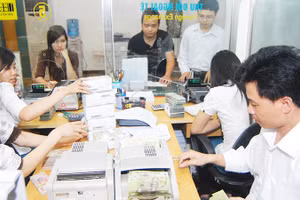 Tính đến nay, đã có 42 ngân hàng điều chỉnh giảm lãi suất tiền gửi niêm yết. Ảnh: NAM ANH