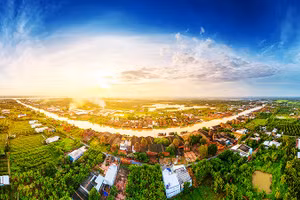 Từ trên cao, làng gốm Mang Thít hiện ra như “vương quốc lò nung” trải dài bên dòng kênh.