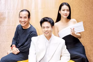 Tổng đạo diễn Dương Cầm (giữa) cùng đạo diễn sân khấu Đặng Xuân Trường và Giám đốc sản xuất Quỳnh Nguyễn.