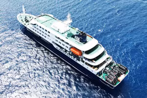 Tàu du lịch MV Hondius neo ngoài khơi. Ảnh: GETTY