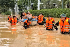 Cán bộ, chiến sĩ Công an tỉnh Nghệ An sơ tán người dân ra khỏi vùng nguy hiểm.