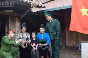 Công an xã biên giới Chiềng Khương phối hợp lực lượng Biên phòng hỗ trợ người dân cài đặt và sử dụng VNeID mức độ 2.
